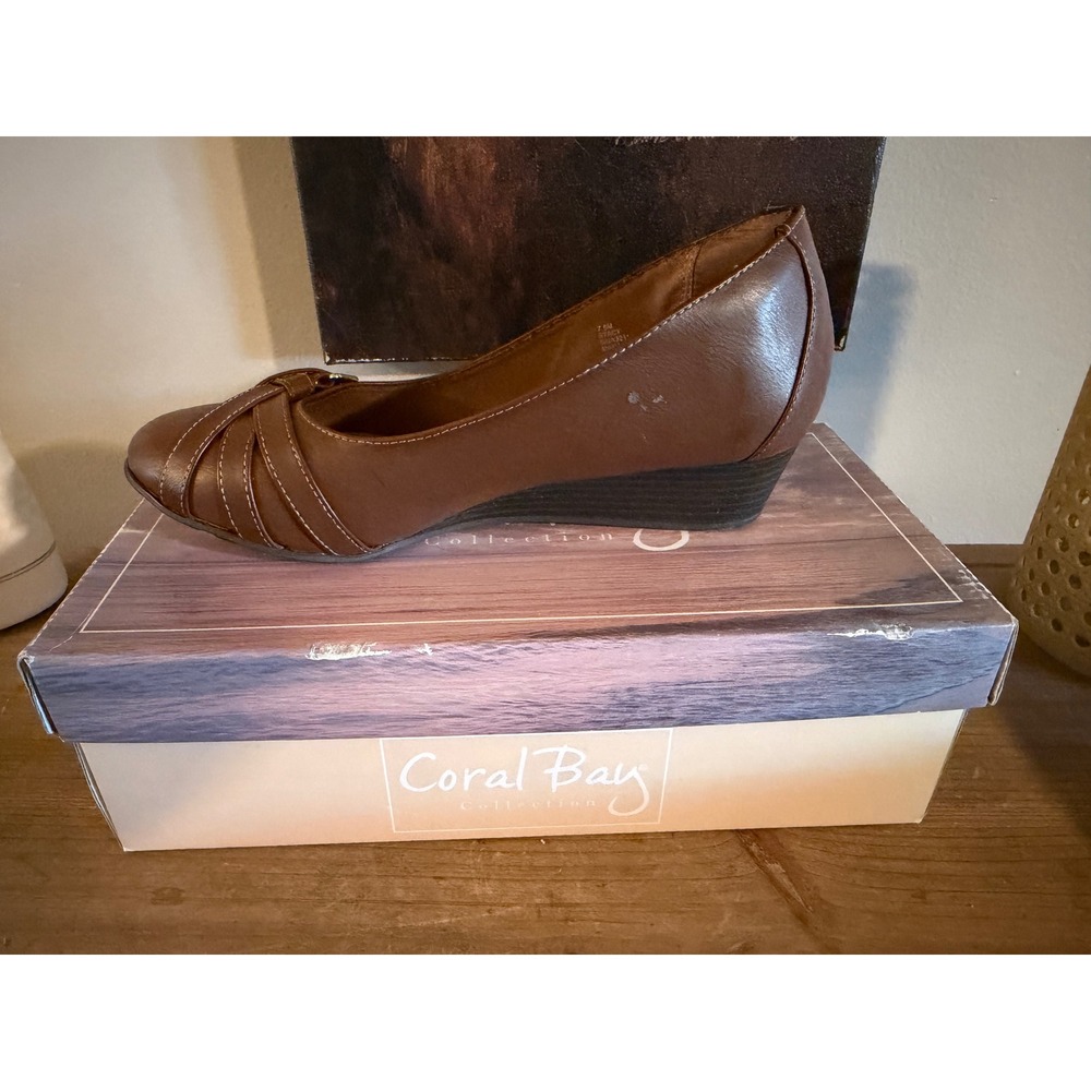 Coral Bay Collection Womens Brown Wedge‎ Pumps Shoes Buckle Detail Size 7.5 M - Picture 2 of 4